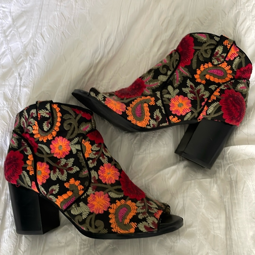 Crown vintage embroidered block heels